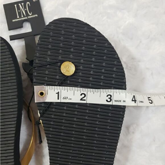International Concepts size 6/7 black and gold flip flops with feather pom - Picture 3 of 6